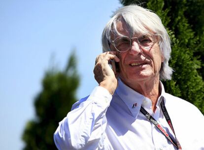 Bernie Ecclestone, presidente de Formula One Management, habla por su teléfono móvil.