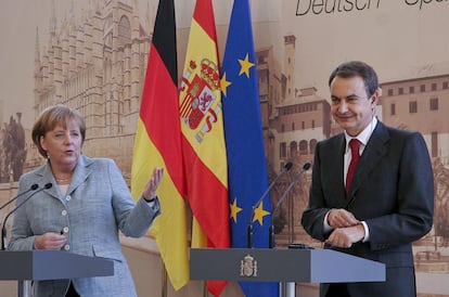 La canciller alemana, Angela Merkel y el  expresidente del Gobierno, José Luis Rodríguez Zapatero, en Palma de Mallorca, donde tiene lugar la XXI cumbre bilateral que, entre otros asuntos, analiza la situación económica internacional y los retos del cambio climático, el 31 de enero de 2008.
