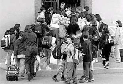 Un grupo de alumnos del colegio vitoriano Ursulinas, ayer, a su regreso a clase tras el verano.