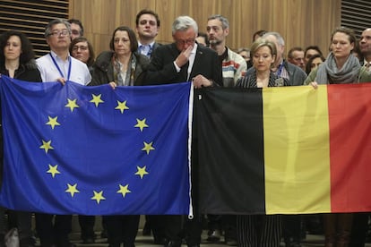 Empleados de la Comisi&oacute;n Europea participan en un minuto de silencio en memoria de las v&iacute;ctimas de los atentados de Bruselas, en la sede de la CE en Bruselas (B&eacute;lgica), el 23 de marzo de 2015. 