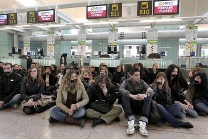 Empleados de Newco, empresa de 'handling' para Spanair, se han concentrado esta mañana en el aeropuerto de El Prat.