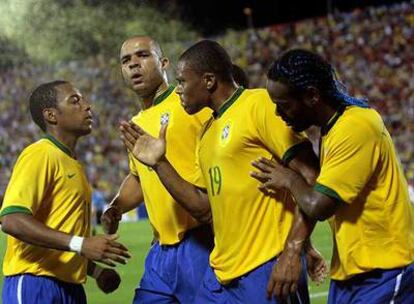 Baptista, con el número 19, celebra con sus compañeros el segundo gol de Brasil.
