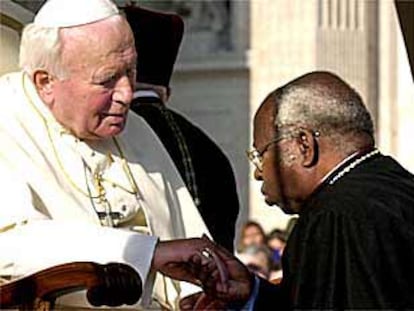 Juan Pablo II y Emmanuel Milingo, durante una audiencia en el Vaticano, en diciembre de 2000.