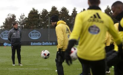 Berizzo observa a su grupo de futbolistas durante el entrenamiento de este miércoles en A Madroa.