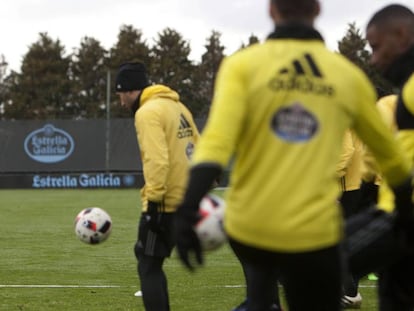 Berizzo observa a su grupo de futbolistas durante el entrenamiento de este miércoles en A Madroa.