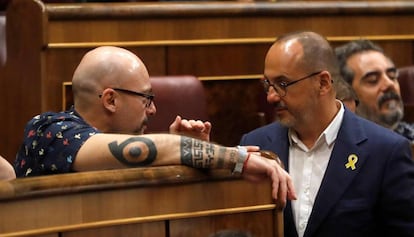 El portaveu del PDeCAT, Carles Campuzano (d), i Txema Guijarro García, de Podem.