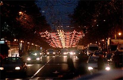 La madrileña calle de Serrano, anoche, con sólo la mitad de las luces navideñas encendidas.