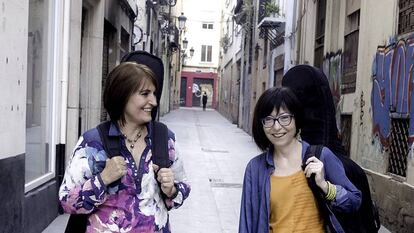 Eva D&eacute;nia y Merxe Mart&iacute;nez en una calle de Valencia. 