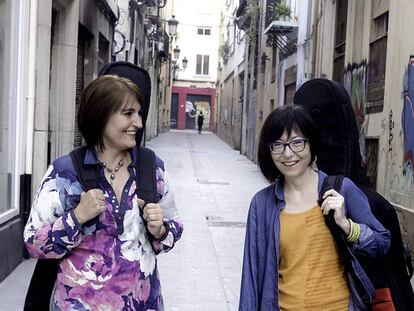 Eva Dénia y Merxe Martínez en una calle de Valencia.
