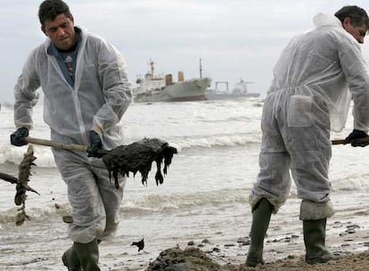 Se estima que dos de los cuatro depósitos estarían dañados. La capacidad total del barco es de 350 toneladas. Fomento ha instruido diligencias para exigir responsabilidades a los propietarios de la embarcación a los que se les pide 600.000 euros de fianza por los daños causados y otros 600.000 de sanción.