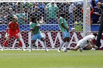 Khvicha Kvaratskhelia desvía a la red el tiro de Vitinha y convierte el 0-1 del PSG contra el Seattle Sounders.