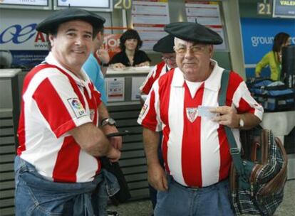 Aficionados del Athletic facturan sus maletas en el Aeropuerto de Loiu, antes de coger su vuelo hacia Valencia.