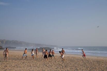Partido de fútbol en la playa de Malhao, en el Alentejo.