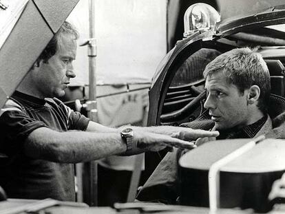Ridley Scott charla con Harrison Ford durante el rodaje de <i>Blade runner </i><b>en 1982</b>.