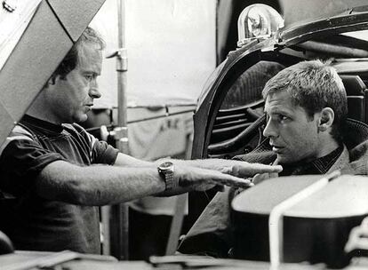 Ridley Scott charla con Harrison Ford durante el rodaje de 'Blade Runner'.