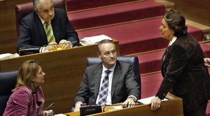 Alberto Fabra, entre la delegada del Gobierno, Paula Sánchez de León, y la alcaldesa de Valencia, Rita Barberá. Detrás, Rafael Blasco.