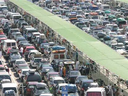 Miles de vehículos aguardan en el puerto de Algeciras el momento de embarcar hacia Marruecos durante el Paso del Estrecho de 2005.