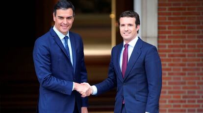 El presidente del Gobierno en funciones, Pedro S&aacute;nchez, saluda a Pablo Casado en Moncloa