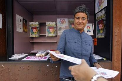 Maite Muñoz reparte folletos a favor de la celebración del Orgullo.