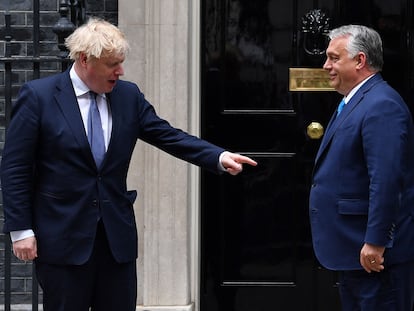 Boris Johnson (a la izquierda) y Viktor Orbán, este viernes, en la residencia de Downing Street.