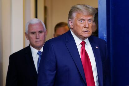 El presidente de los Estados Unidos, Donald Trump, antes de una rueda de prensa en la Casa Blanca. Tras él. el vicepresidente Mike Pence, el 24 de noviembre.