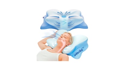 Almohada mariposa sobre fondo blanco.