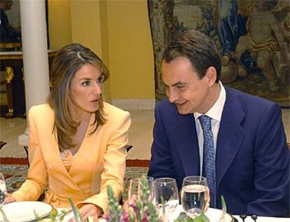 Letizia Ortiz conversa con José Luis Rodríguez Zapatero durante la comida de hoy en La Moncloa.