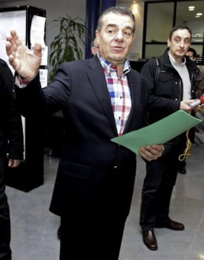Ismael Álvarez, con una carpeta verde.