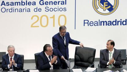 Florentino Pérez recibe el aplauso de Enrique Sánchez (i), Fernández Tapias (c) y Fernández de Blas (d) tras su intervención en la Asamblea.