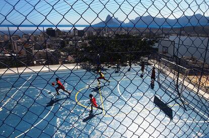 Unos niños juegan al fútbol en Río de Janeiro.