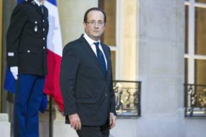 El presidente de Francia, Francois Hollande, espera al presidente de la Comisión Europea, Jose Manuel Durao Barroso, en el Palacio del Elyseo, en Paris, Francia, hoy 17 de noviembre de 2012.