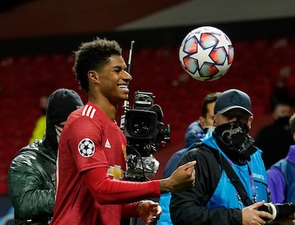 Rashford se retira con el balón depués de marcarle tres goles al Red Bull Leipzig en Old Trafford el pasado miércoles.