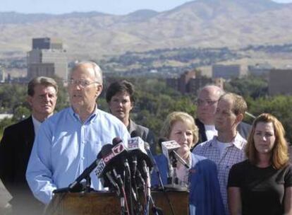 Larry Craig anuncia su decisión de abandonar el Senado ayer en Boise (Idaho), junto a su familia y varios simpatizantes.