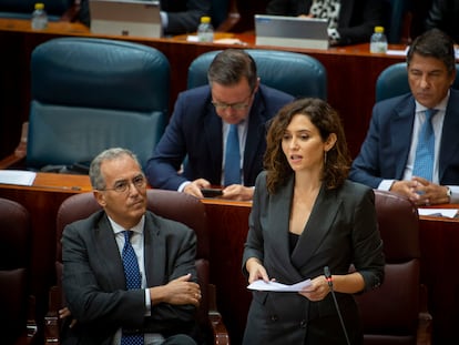 La presidenta de la Comunidad de Madrid, Isabel Díaz Ayuso (de pie), junto al vicepresidente, Enrique Ossorio, en el pleno de la Asamblea de Madrid, este jueves.