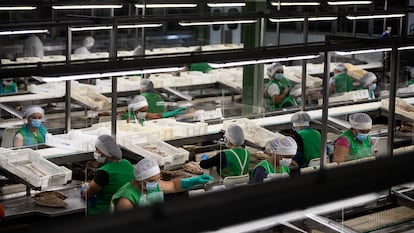 Trabajadores en la planta de una empresa agroalimentaria, en A Coruña.