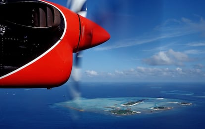Durante la aproximación al aeropuerto internacional de Male, la capital de <a href="https://visitmaldives.com/en" target="_blank"> Maldivas</a>, se contempla una guirnalda de anillos de coral que ciñen más de mil islas diminutas repartidas en 26 atolones, de las que solo 200 están habitadas.