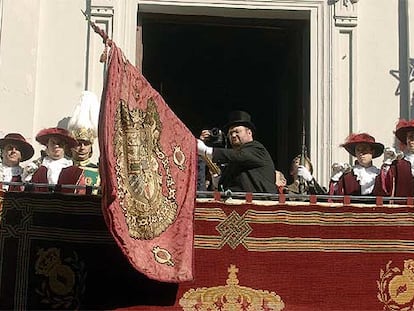 El concejal socialista Pablo Hervás ondea ayer el pendón en la celebración de la Toma de Granada.