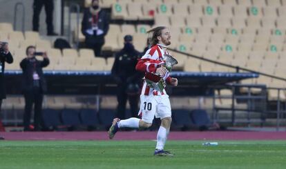 Iker Muniain amb al trofeu aconseguit aquest dimuenge a Sevilla.