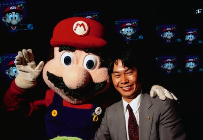 Shigeru Miyamoto, el creador de Mario, posa con su creación.