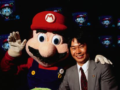 Shigeru Miyamoto, el creador de Mario, posa con su creación.