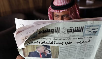 Un hombre lee en Yedda (Arabia Saudí) un periódico que lleva en portada el plan de paz de Trump.