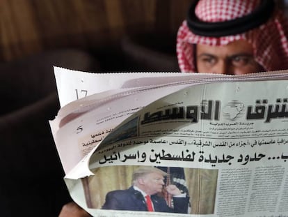 Un hombre lee en Yedda (Arabia Saudí) un periódico que lleva en portada el plan de paz de Trump.