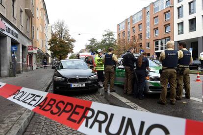 Varios agentes de polic&iacute;a tras el per&iacute;metro de seguridad en la zona del ataque, cerca de Rosenheimer Platz.
