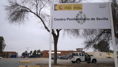 Entrada al Centro Penitenciario de Sevilla I, donde se iniciará la elaboración de mascarillas en las próximas horas.