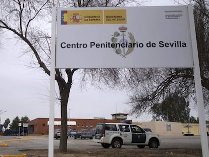 Entrada al Centro Penitenciario de Sevilla I, donde se iniciará la elaboración de mascarillas en las próximas horas.