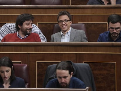 De izquierda. a derecha: Rafael Mayoral, Íñigo Errejón, Alberto Garzón. Irene Montero y Pablo Iglesias, en Congreso en una imagen de marzo del año pasado.