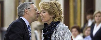 José Blanco y Esperanza Aguirre se saludan al inicio de su cita en el Ministerio de Fomento.