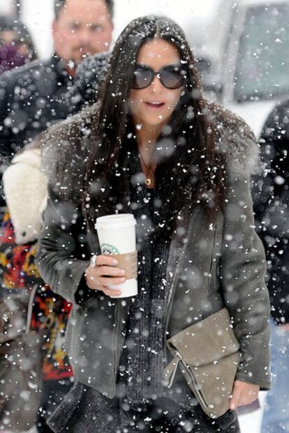 Demi Moore, con un café bajo la nieve en Sundance.