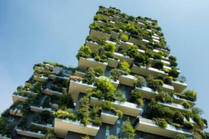 Edificio Bosco, en Milán, en cuyas fachadas están representadas más de 2.000 especies vegetales diferentes.