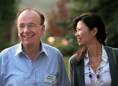 Rupert Murdoch, junto a su esposa, Wendi, el pasado julio en Sun Valley (Idaho, EE UU).